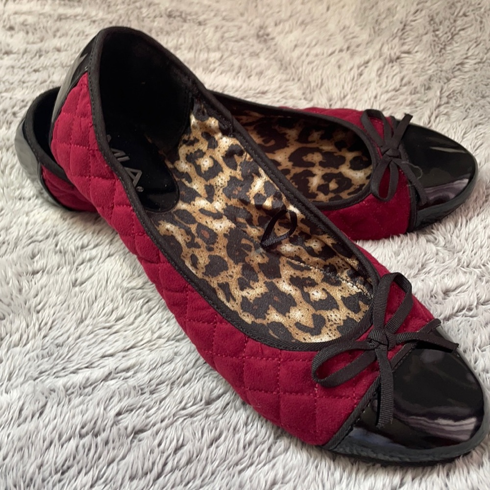 New Mia maroon and black flats size 9